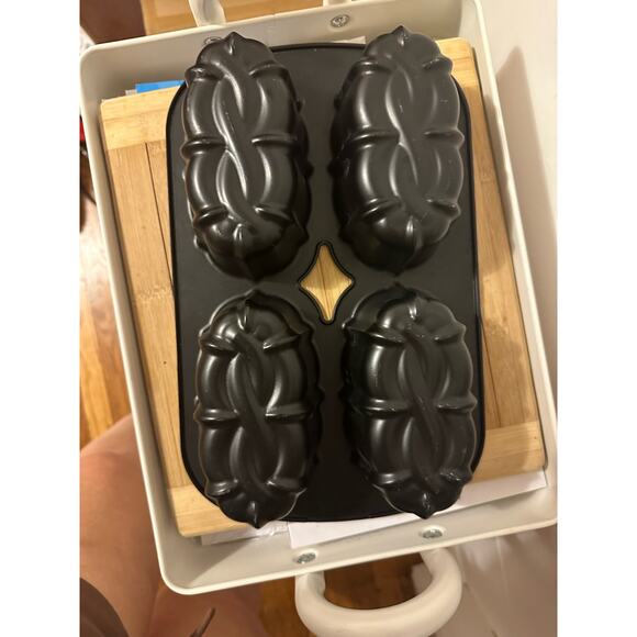 Nordic Ware mini Bundt pan - Picture 1 of 8